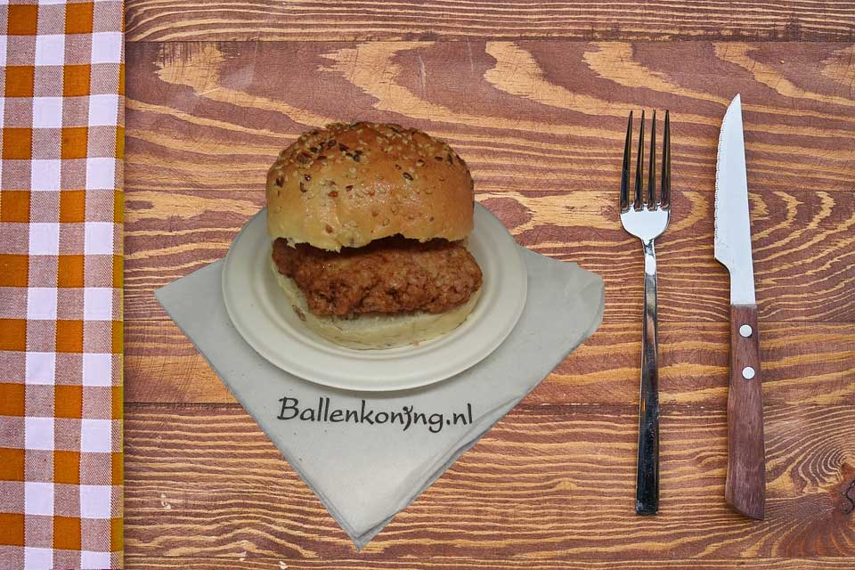 Balburger op een broodje, geserveerd op een bord